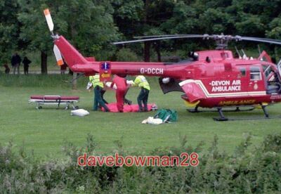 FOTO DER DEVON AIR AMBULANCE G-DCCH LANDET AUF EINER LICHTUNG ZUR LUFTBRÜCKE ERNSTHAFT I