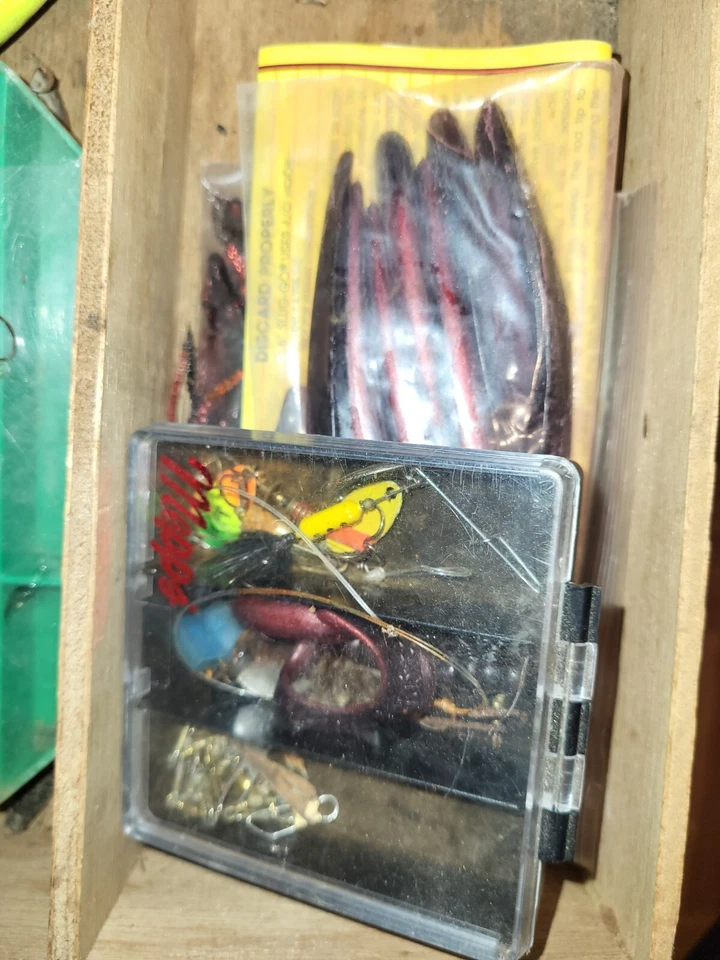 Caja de aparejos vintage con señuelos y accesorios caja de madera Foto 4 de 4