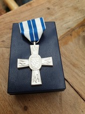 Anstecknadel Kreuz Für Verdienste im Feuerlöschwesen in Silber weiß blaues Band