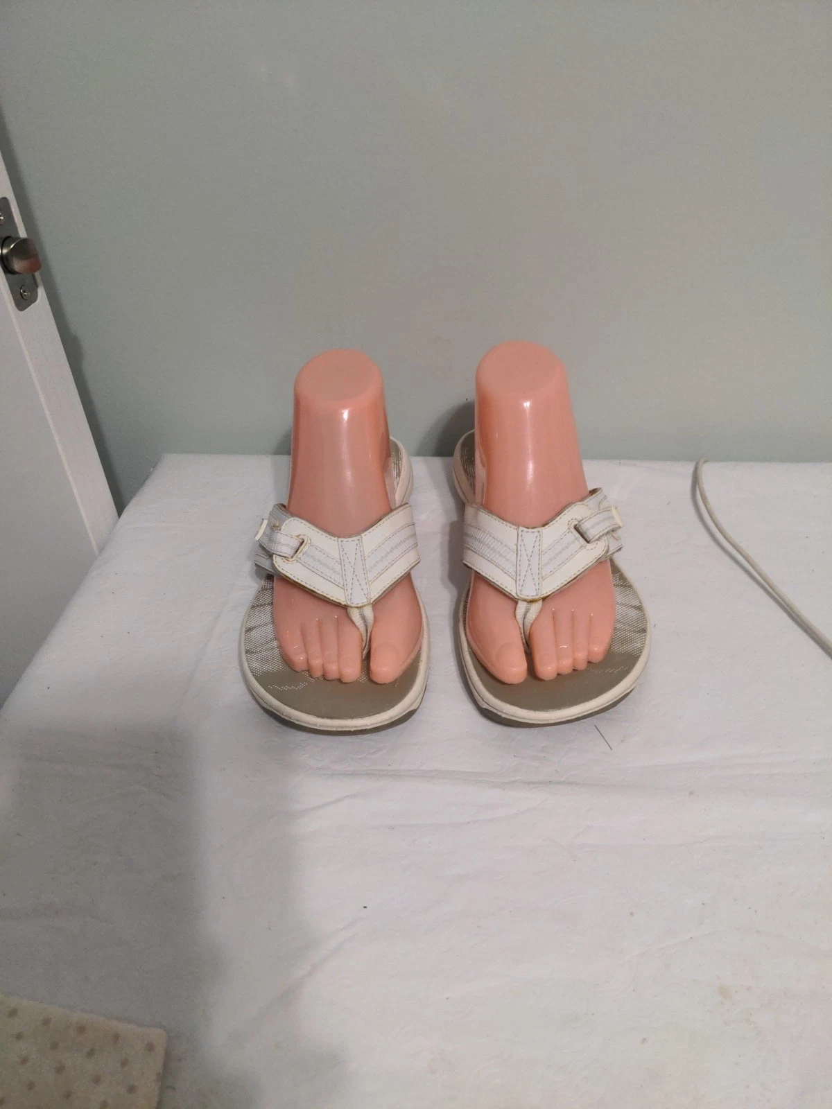 Clarks Collection sandali infradito infradito bianchi e grigi donna 8