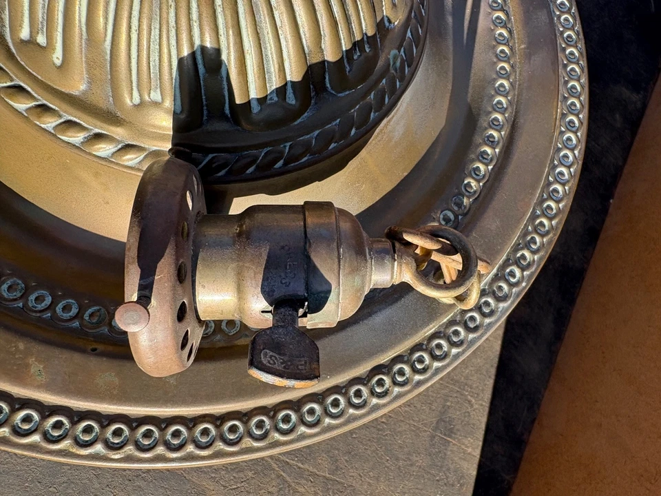 Lámpara vintage de latón años 1900 en buen estado de funcionamiento.  Foto 3 de 3