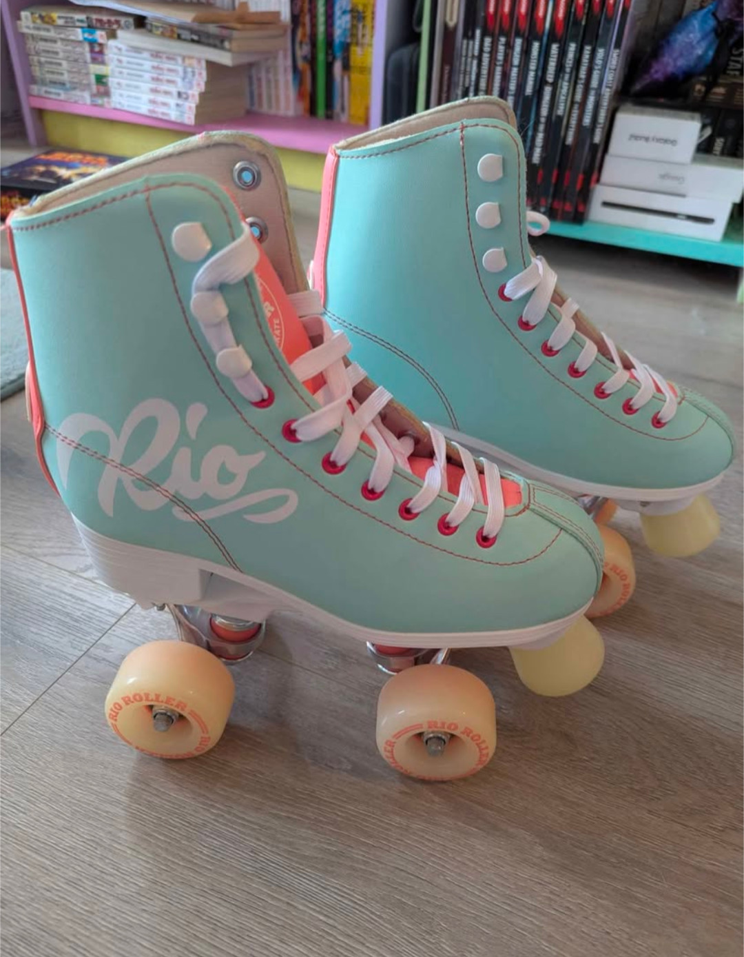 Womens Size 6us W/ Pads