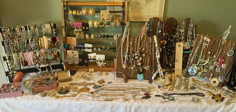 MASSIVE LOT SOME SIGNED HIGHEND +Costume Jewelry 10-20 POUNDS