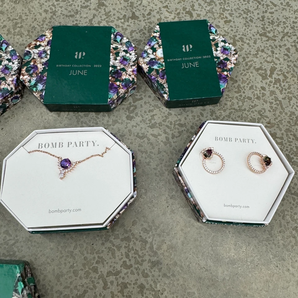 Lote 6 Pendientes Collares Bomb Party 2022 Junio Mayo Cumpleaños Colección Minorista 708 Foto 2 de 4