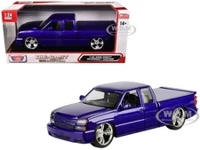 2006 CHEVROLET SILVERADO CUSTOM PICKUP BLUE 1/25 DIECAST BY MOTORMAX 79039