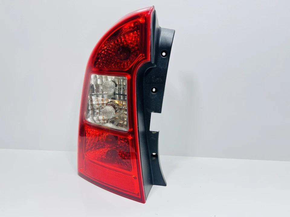 Luz trasera izquierda del lado del conductor Kia Rondo 2007-2012 usada OEM Foto 2 de 4