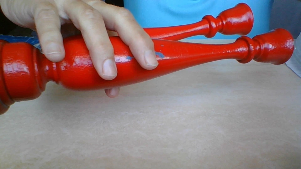 Dos candelabros de madera a juego - Pintado rojo Shabby Chic Country Farmhouse Boho  Foto 2 de 4