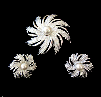 SARAH COV　1960ｓ′　 silver×pearl　brooch 1960s Sarah Coventry Silver Flower Brooch 1967 