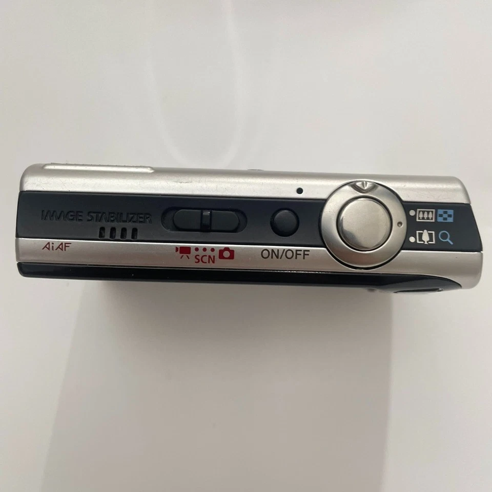 Canon PowerShot SD870 IS/ IXUS 860 IS /IXY 910 Digital Camera with Accessories - Image 2 of 4