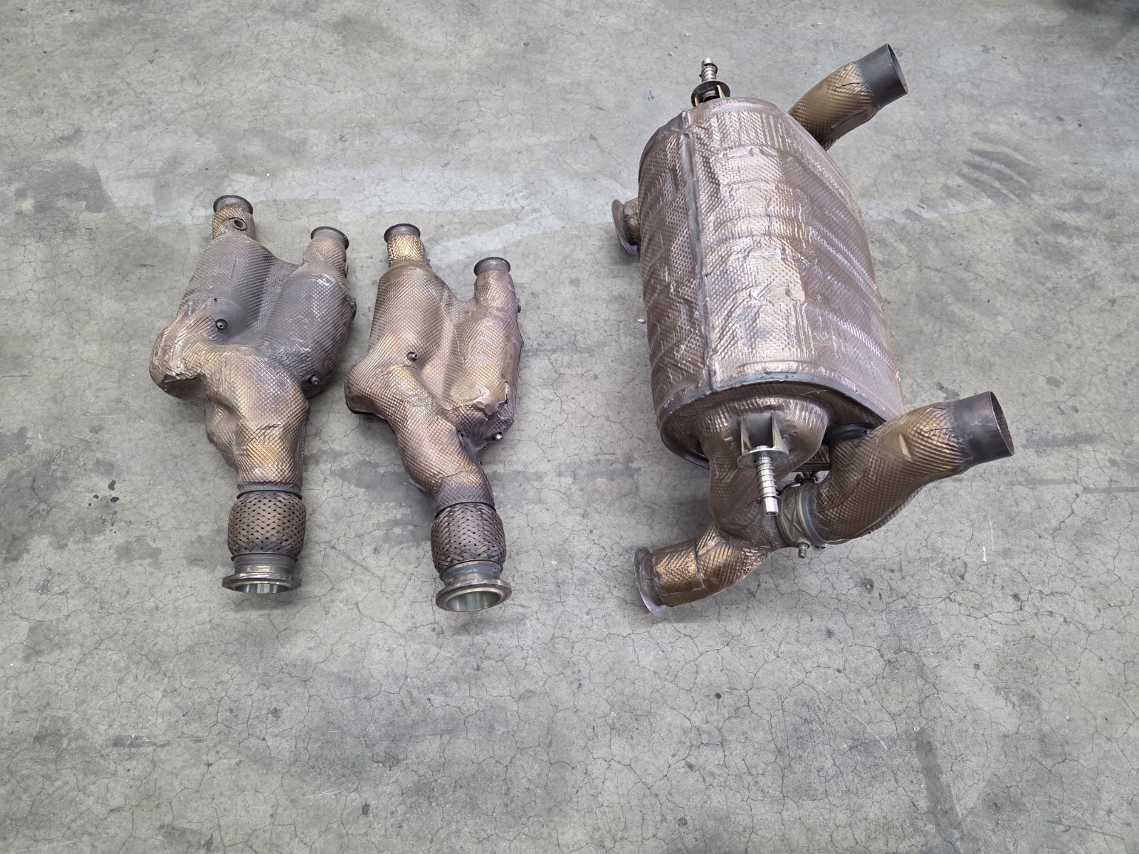 LAMBORGHINI AVENTADOR SVJ EXHAUST MUFFLER CATALYTIC OEM 07M131778E 07M131777G