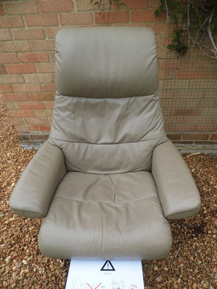 Stressless Electric Legcomfort Chair with Integrated Footrest - Image 3 of 4