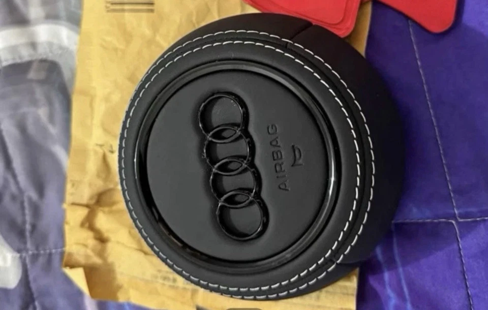 COVER AIRBAG VOLANTE STERZO AUDI IN PELLE CON LOGHI NERI A3 A4 A5 Q2 2013-2021 - Immagine 2 di 3