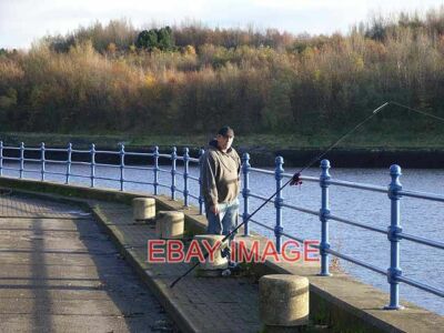 FOTOANGLER AM ST. ANTHONY'S POINT ENTLANG DIESER ERREICHUNG DEN FLUSS TYNE DURCHFLIESST