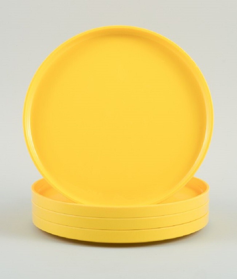Massimo Vignelli para Heller, Italia. Un conjunto de 4 platos en melamina ama...