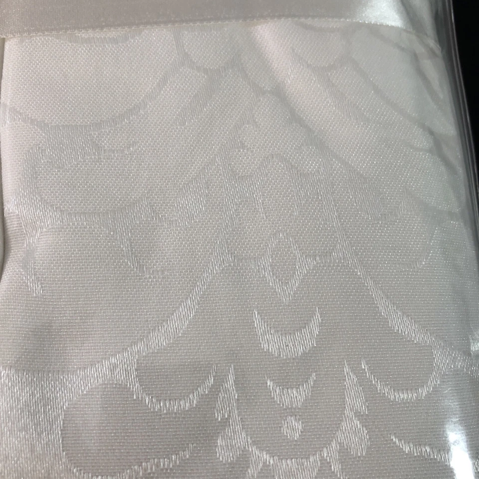 Everything Table Set White 60x102 Oblong, Vinyl Table Pad, 6 Napkins - Image 2 of 4