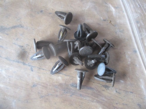 Passat 32 b1 1973 - 1980 Hecklappe Verkleidung Halter Klipse