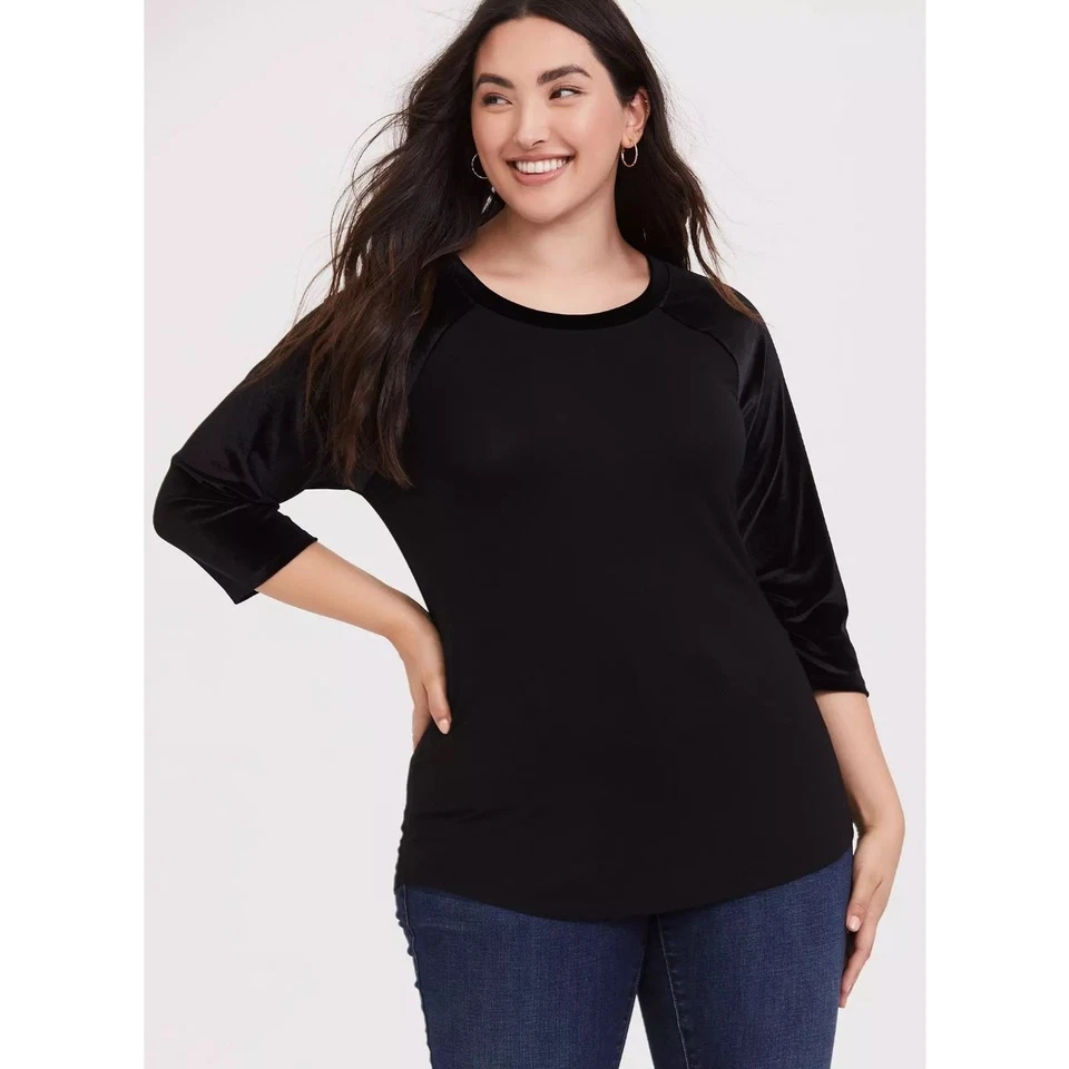 Camiseta para mujer Torrid 3X Plus negra manga terciopelo raglán gótica grunge minimalista Foto 2 de 4