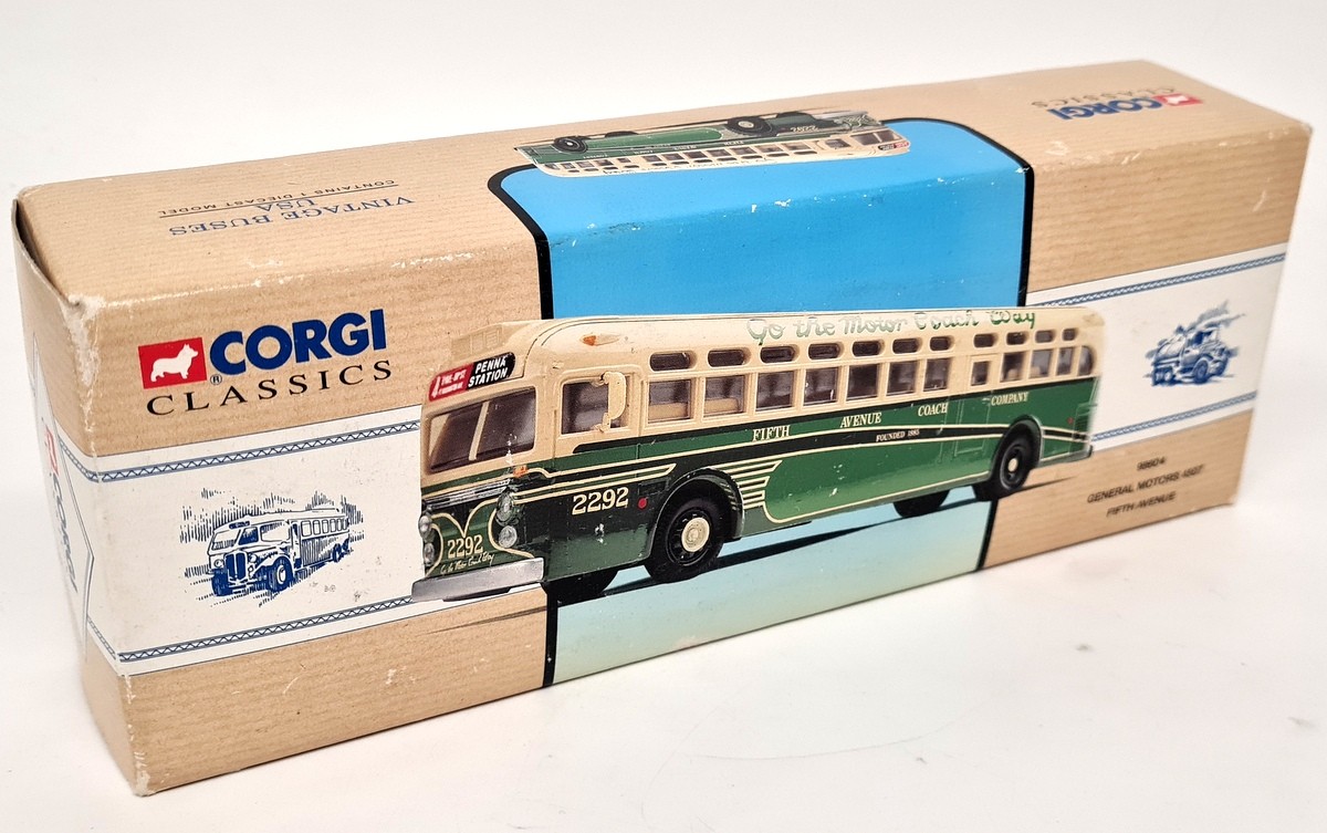 Corgi 1/50 General Motors 4507 Coach Fifth Avenue 98604 Diecast