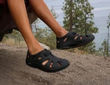 Oofos Oocandoo Black Recovery Closed Toe Sandals Women's 39 US 8