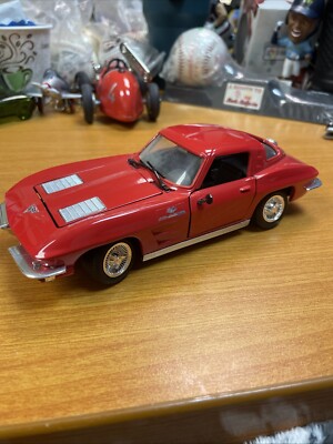 Revell 1963 Red & Silver Gray Corvette Stingray 1:24 Scale Die Cast Toy Car Auto