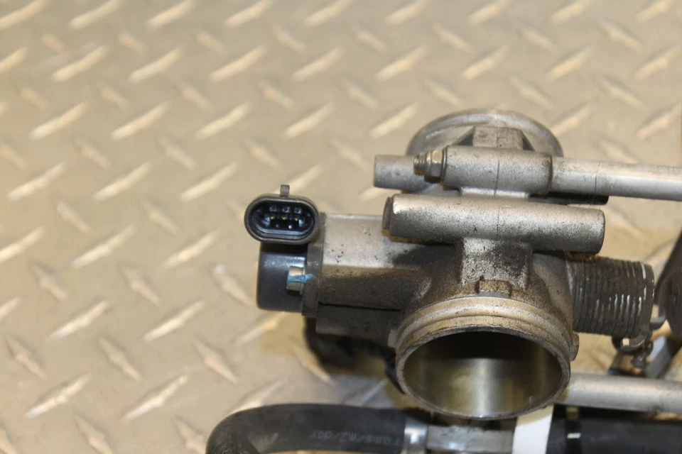 Ducati Monster 696 2009 inyectores de combustible principales/cuerpos del acelerador Foto 2 de 4