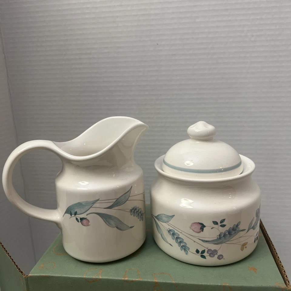 Pfaltzgraff April Pattern Sugar Bowl W/Lid & Creamer Vintage Retired New in Box - Image 3 of 3