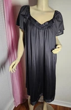 Vintage Vanity Fair Pretty Black Long Nightgown Size Large
