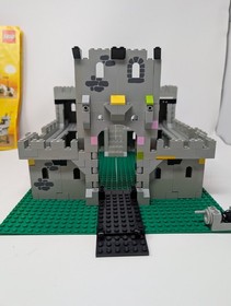 Vintage Lego 6080 King's Castle 1984 w/ Box, Manual - Likely 80-85% - Incomplete