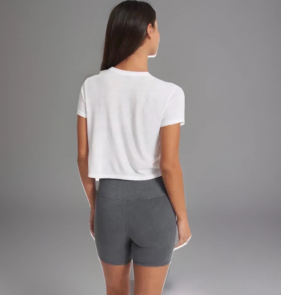 Camiseta VUORI Mujer Mediana Blanca Dorado Frontal Logo Recortada Manga Corta Atlética Foto 3 de 4