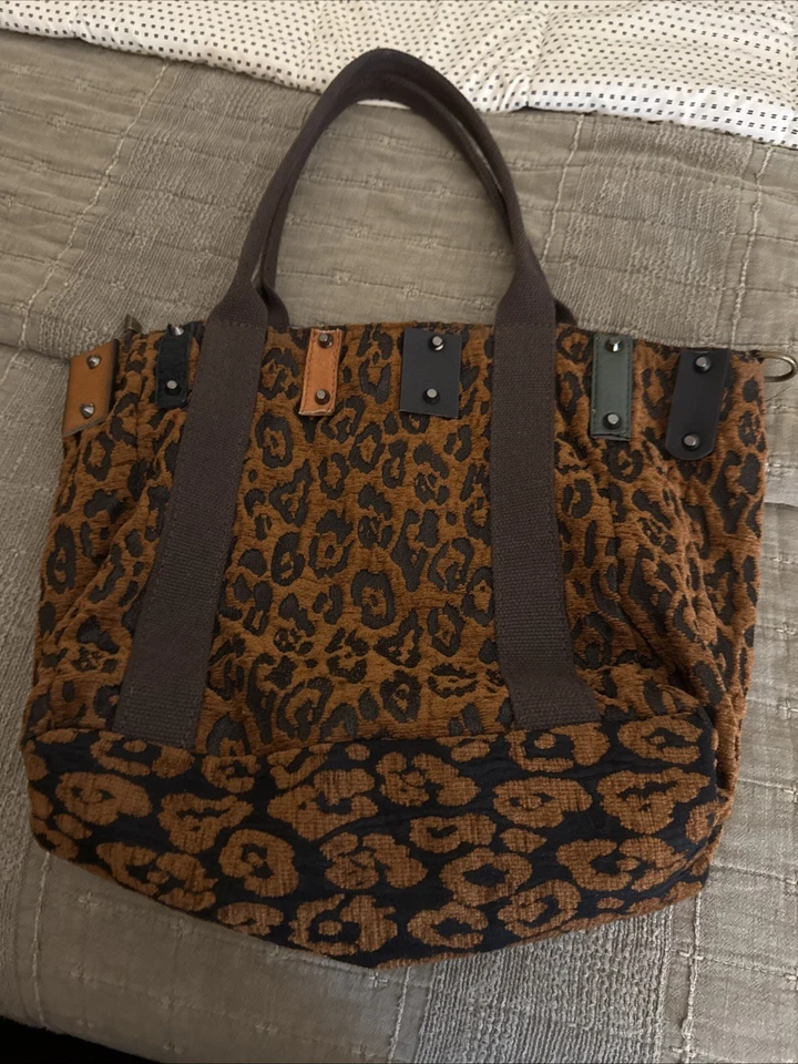 Bolsa de ombro Free People Kira feminina grande camurça leopardo contemporânea - Imagem 2 de 4