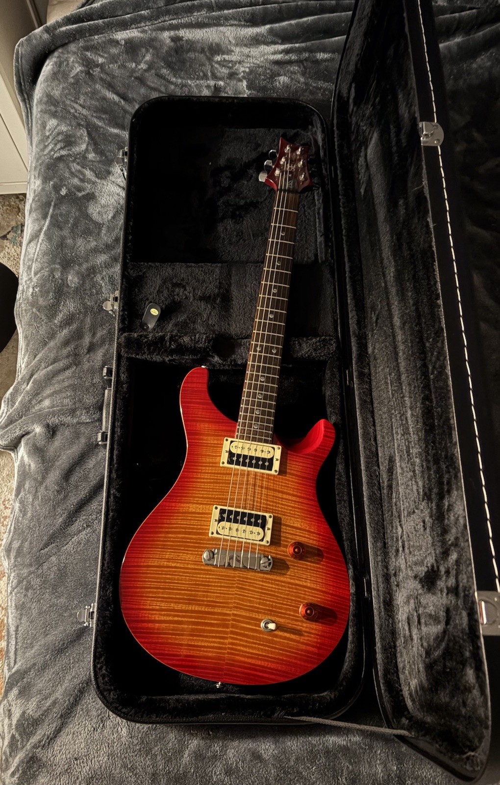 PRS SE Custom Electric Guitar Cherry Sunburst Finish (case, great connected)