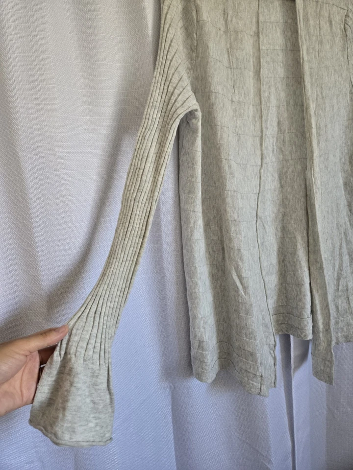 Cárdigan abierto de algodón grande Qi para mujer suéter gris boho campesino mangas acampanadas Foto 3 de 4