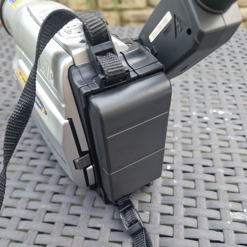 JVC GR-FXM40EK Compact VHS Camcorder + Official Battery in Beautiful condition - Picture 8 of 9