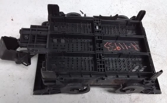 2017-2019 Chevy Silverado Sierra 1500 2500 Engine Compartment Fuse Box 84008527 - Image 3 of 4