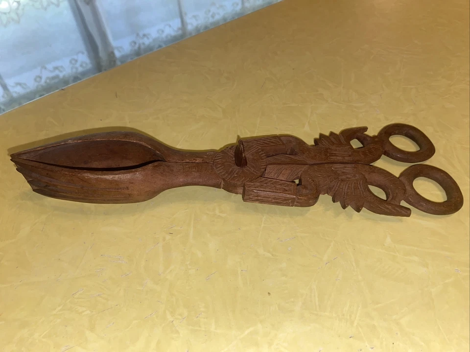 Pinzas para ensaladas talladas a mano vintage de roble Foto 3 de 4