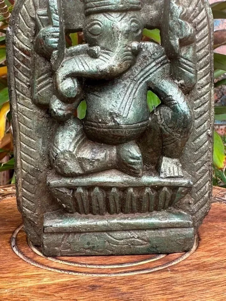 Antigua escultura de Ganesha de piedra negra del sur de la India de 1800 Foto 4 de 4