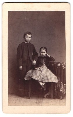 Fotografie Zwei Geschwister zusammen im Porträt 