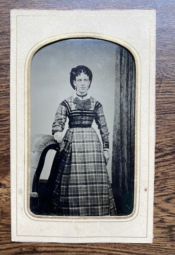 Hübsche Frau mit dunklen Haaren & kariertem Kleid antikes Farbfoto - Bild 5 von 9