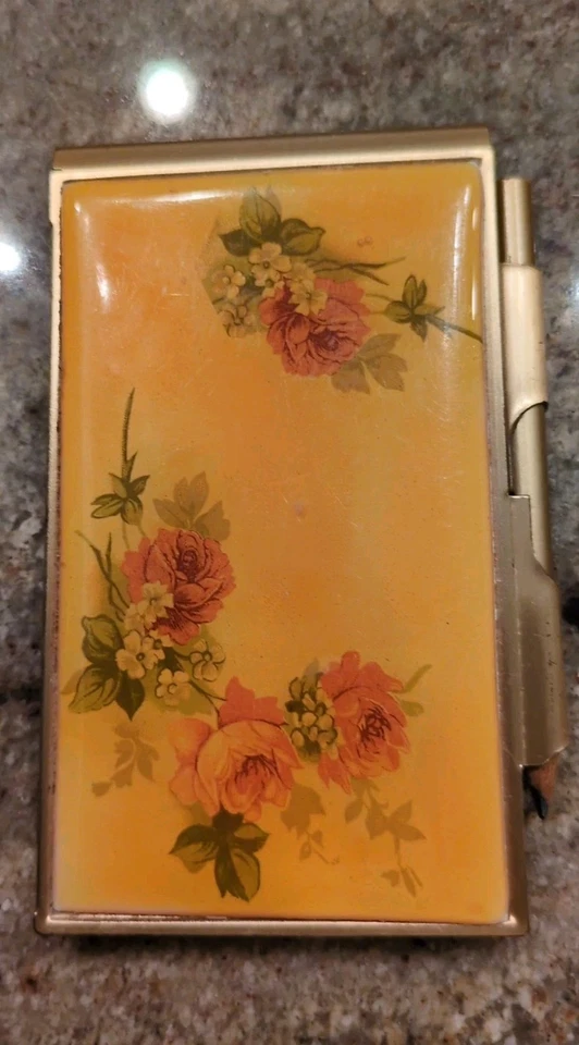 Mini libreta de direcciones vintage, floral y dorado con cierre de lápiz sin escribir. Foto 3 de 4