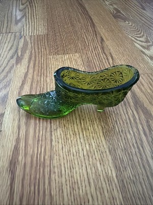 L.E. SMITH Vintage Emerald Green Daisy and Button Pattern Glass Slipper Shoe