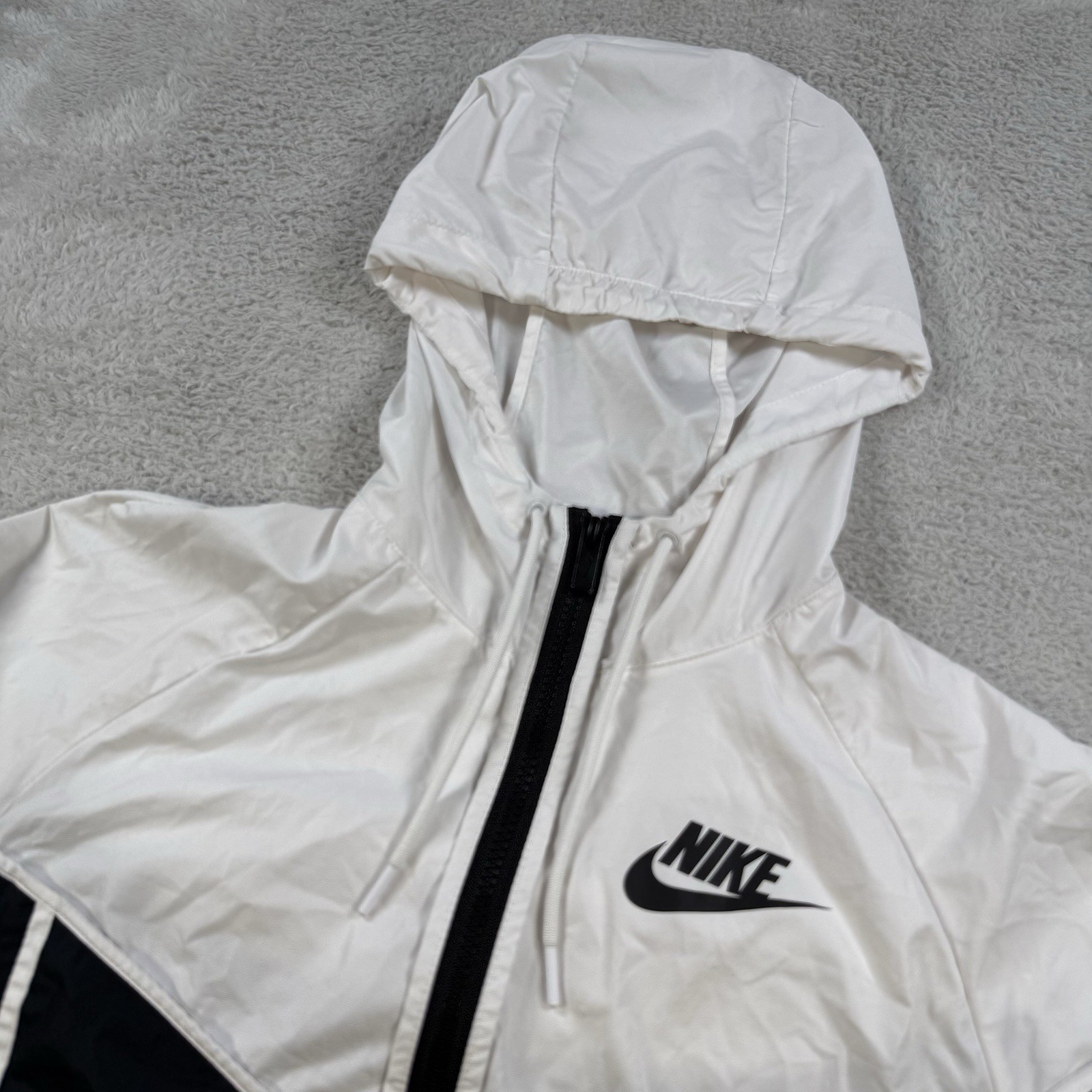 SACAI X NIKE Giacca Nike donna piccola nera bianca windrunner abbigliamento sportivo full zip con cappuccio
