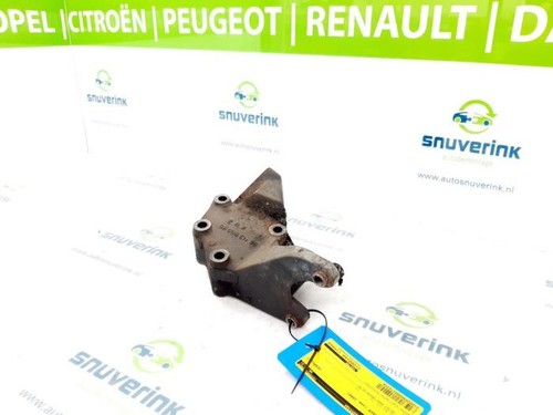 Power steering pump mounting bracket