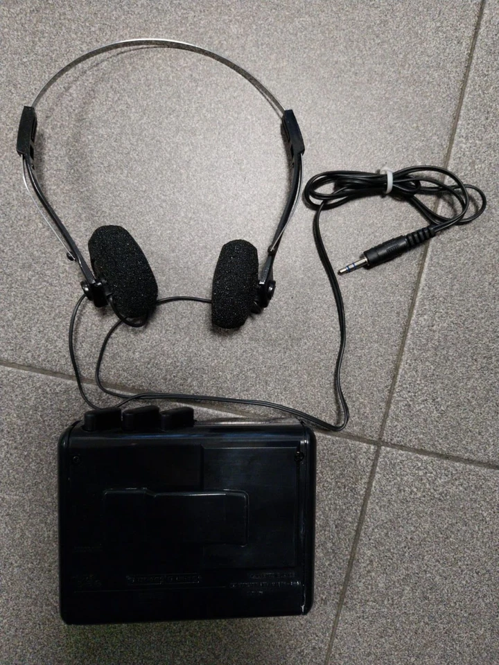 Walkman stereo cassette player International nuovo nero con cuffie - Immagine 4 di 4