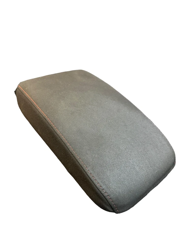 Volkswagen Golf GTI 2011 consola central reposabrazos tela OEM costuras rojas Foto 3 de 4