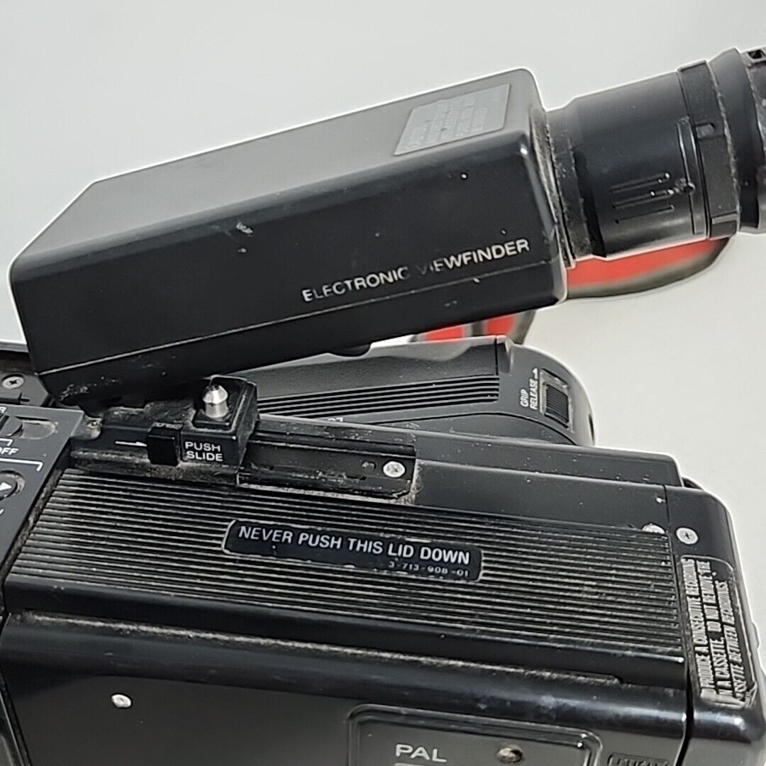 SONY CCD-V30E HANDYCAM VIDEO CAMERA RECORDER DC 6V No.204262 SONY CCD-V30E HANDYCAM VIDEO CAMERA RECORDER DC 6V No.204262