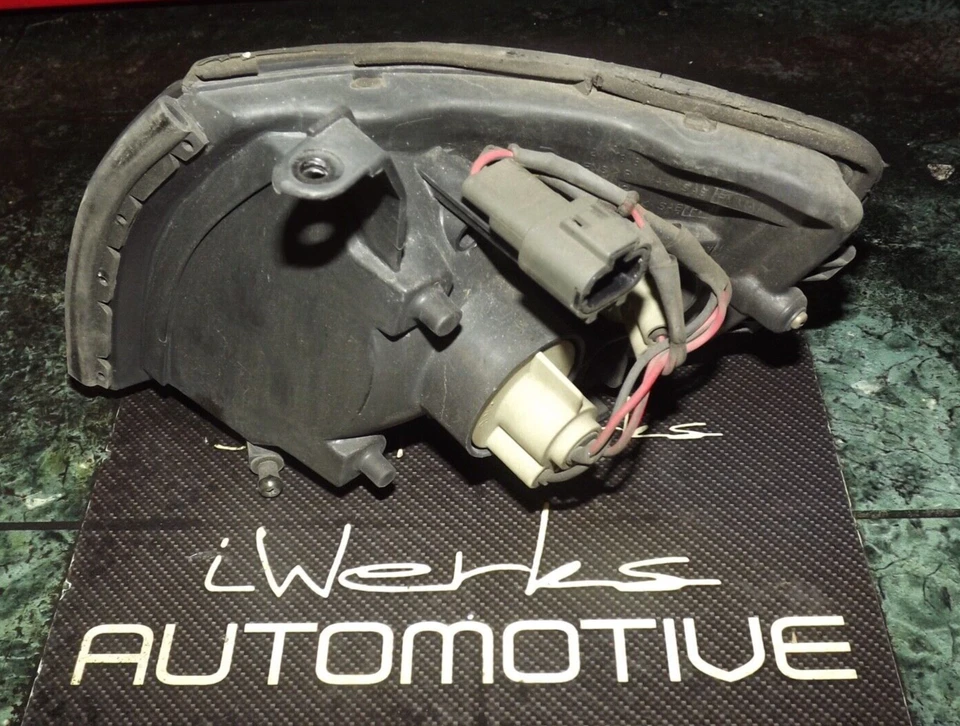 96-98 OEM Infiniti I30 A32 front passenger corner light lamp assembly 3361 R V2 - Image 3 of 4