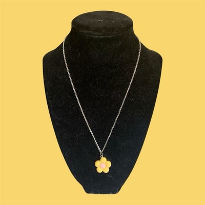 Y2K Pastel Yellow Flower Charm Necklace Cute Indie Plastic Daisy Pendant