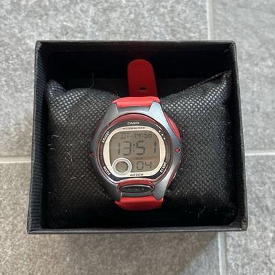 Casio LW-200 Quarz Digital Armbanduhr rot Kunststoffarmband WR 50 m Box