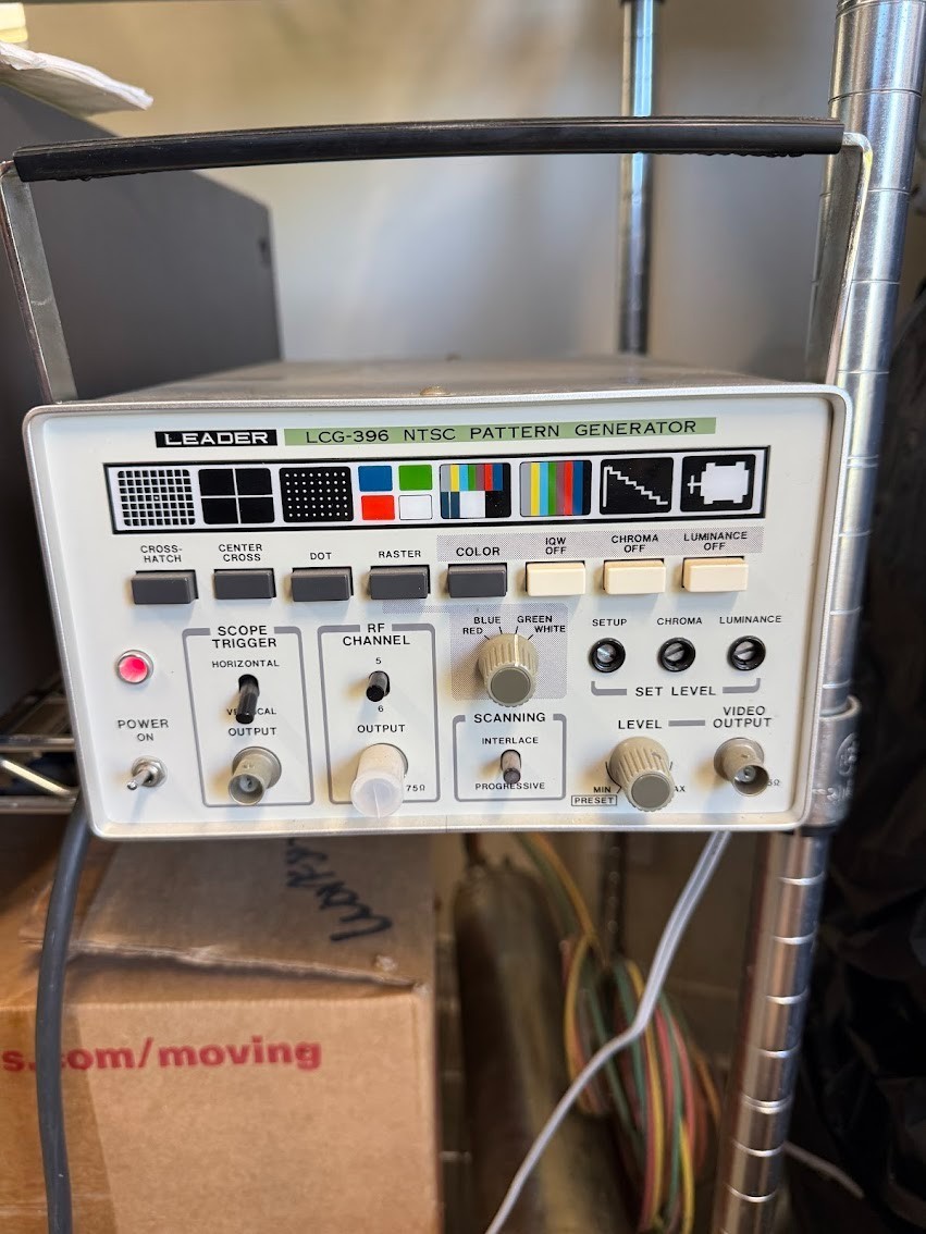 LEADER LCG-396 NTSC パターンジェネレーター Leader LCG-396 NTSC Pattern Generator — Powers On — With Manual