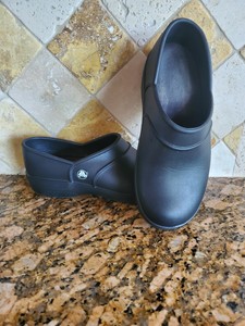 crocs slip resistant women's shoes